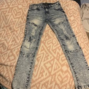 Whitewashed skinny jeans: